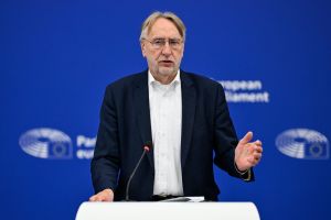 Αυξήσεις δασμών Τραμπ σε ευρωπαϊκά αυτοκίνητα: Αναξιοπιστία των ΗΠΑ, δηλώνει αξιωματούχος της ΕΕ