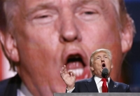 Mε τα... κουμπούρια θα σταματήσει η Κλίντον, υπαινίσσεται ο Τραμπ