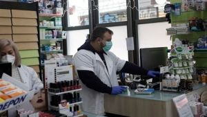 Διαμαρτύρονται οι φαρμακοποιοί για τον αποκλεισμό τους από την πρώτη φάση του εμβολιασμού κατά της COVID-19