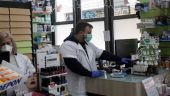 Διαμαρτύρονται οι φαρμακοποιοί για τον αποκλεισμό τους από την πρώτη φάση του εμβολιασμού κατά της COVID-19