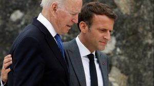 Μακρόν και Μπάιντεν συμφώνησαν ότι θα είχε αποφευχθεί η κρίση αν υπήρχαν «καλύτερες συνομιλίες» μεταξύ των συμμάχων