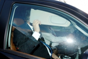 ΗΠΑ-Κρίση στον Λευκό Οίκο: Στις αρχές παραδόθηκε πρώην συνεργάτης του Τραμπ