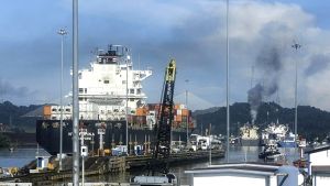 Αμερικανικό πυραυλοφόρο αντιτορπιλικό εισέρχεται στη διώρυγα του Παναμά