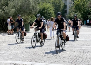 Αστυνομικοί με ποδήλατα περιπολούν σε τουριστικούς δρόμους της Αθήνας