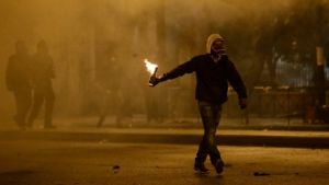 Θεσσαλονίκη: Δεκάδες μολότοφ σε σε κάδο απορριμμάτων έξω από σχολείο – Αναστάτωση στις αρχές