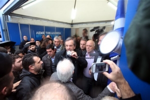 Ο Αντώνης Σαμαράς στο εκλογικό κέντρο της ΝΔ