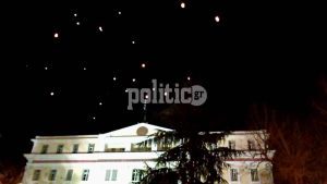 Τέμπη: Με 57 φαναράκια γεμισε ο ουρανός στο ΥΜΑΘ εις μνήμην των νεκρών