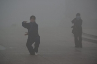 H Κίνα πνίγεται στο νέφος, αλλά η ζωή κάπως συνεχίζεται