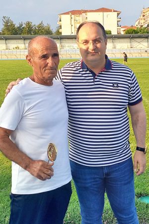 Στο βάθρο του νικητή του Κιλκισιώτικου ποδοσφαίρου ο παλαίμαχος προπονητής Παύλος Κοραϊδης