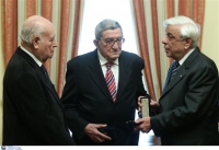 Δύο παλαίμαχους της δημοσιογραφίας τίμησε ο Πρ.Παυλόπουλος