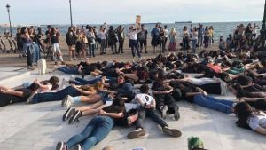 «I can&amp;#039;t breath»: Μαθητές στη Θεσσαλονίκη στο έδαφος όπως ο Τζορτζ Φλόιντ (vid)