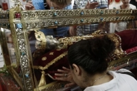 Ουρές δεκάδων μέτρων με χιλιάδες πιστούς για το σκήνωμα της Αγίας Ελένης