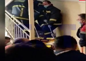 Θεσσαλονίκη: Επιχείρηση της Πυροσβεστικής και του ΕΚΑΒ για μεταφορά υπέρβαρου από το νοσοκομείο στο σπίτι του (ΒΙΝΤΕΟ)