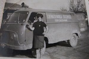 Ο πρίγκιπας του Ελληνικού τραγουδιού Τόλης Βοσκόπουλος και η Δούκισσα στα Ρύζια Παιονίας το 1967