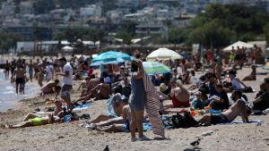 Μένουμε παραλία: Οι πολίτες άφησαν το σπίτι και εξόρμησαν στις παραλίες (pics - vid)