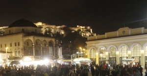 Ενταση στα Εξάρχεια με εισβολή στο Πολυτεχνείο και καμένα ΙΧ