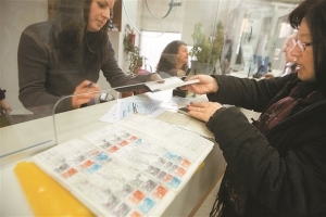 Στην ώρα τους θα καταβληθούν οι συντάξεις, διαβεβαιώνει η κυβέρνηση