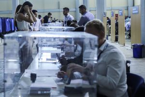 Θεσσαλονίκη: Νονός πήγε να ψηφίσει και τον κράτησαν «αιχμάλωτο» στο εκλογικό κέντρο