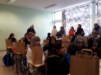 Προσφυγόπουλα απέναντι στο... εμβόλιο απανθρωπιάς