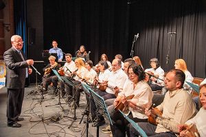 Η παλιά μαντολινάτα του ‘’Αγίου Τρύφωνα’’ αγκάλιασε μελωδικά τον δάσκαλό της Θέμη Μπάτζιο