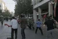 Επεισόδια μεταξύ κουκουλοφόρων και αστυνομικών κοντά στο Σύνταγμα