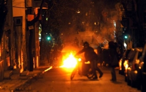 Μολότοφ σε αστυνομικούς στα Εξάρχεια