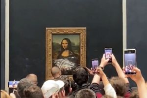 Λούβρο: Άνδρας μεταμφιέστηκε σε… ηλικιωμένη και πασάλειψε με τούρτα τη «Μόνα Λίζα»