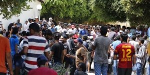 Επεισόδια με μετανάστες στη Μυτιλήνη: Επιχείρησαν να μπουν στο Blue Star 1 - Συμπλοκές με «αγανακτισμένους» πολίτες έξω από το Αστυνομικό Τμήμα Κω