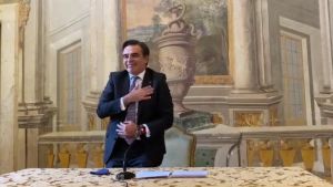 Ιταλία: Ο Μαργαρίτης Σχοινάς απευθύνει χαιρετισμό στα Αρχαία Ελληνικά εκπλήσσοντας μαθητές Ακαδημίας (vid)