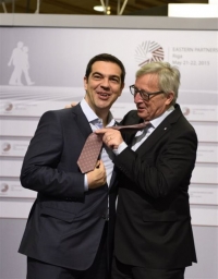 Η γραβάτα του Αλέξη και το χρέος - Σε δώρο έκπληξη ελπίζει η κυβέρνηση