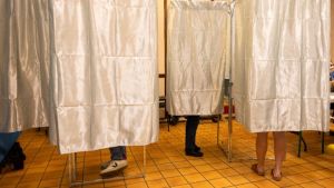 Γαλλία – Ευρωεκλογές: Σε χαμηλότερα νούμερα η αποχή – Προηγείται η Λεπέν στις δημοσκοπήσεις