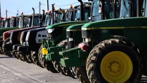 Αγρότες από 14 μπλόκα ζητούν συνάντηση με τον πρωθυπουργό μετά τις κυβερνητικές ανακοινώσεις