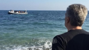 Ο δήμαρχος Λέσβου έπεσε στη θάλασσα για να σώσει δύο πρόσφυγες