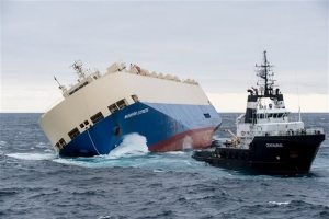 Ακυβέρνητο πλοίο πλέει προς τις γαλλικές ακτές