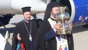 Στην Αθήνα το Άγιο Φως - Κατανυκτικές φωτογραφίες από τον Πανάγιο Τάφo (vid)
