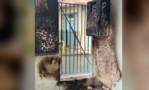 Κορδελιό: Άγνωστοι πέταξαν καναπέ σε αυλή σχολείου και τον πυρπόλησαν