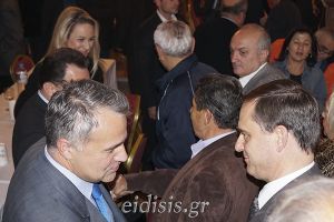 Δεξιός ο ένας, δεξιότερος ο άλλος...