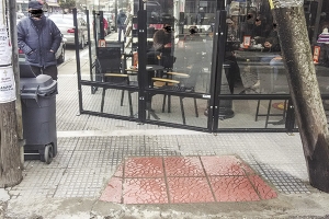 Τα πεζοδρόμια ανήκουν στους πεζούς…