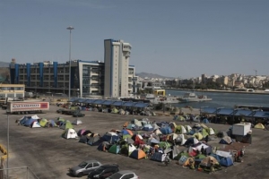 Περίπου 130 πρόσφυγες μεταφέρθηκαν από τον Πειραιά στις Θερμοπύλες