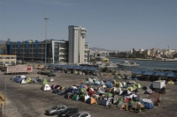 Περίπου 130 πρόσφυγες μεταφέρθηκαν από τον Πειραιά στις Θερμοπύλες