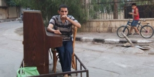 «Αγαπητή Μεσόγειος, το όνομά μου είναι Αεχάμ και παίζω πιάνο»