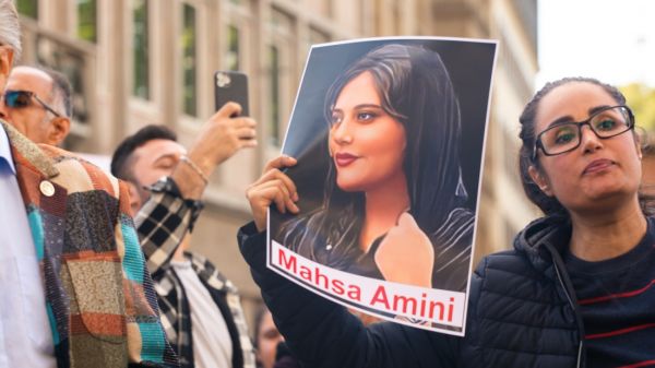 Ιράν: Γυναίκες καίνε μαντίλες σε διαδηλώσεις κατά του χιτζάμπ, μετά την δολοφονία της Μαχσά Αμινί