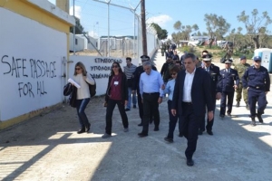 Φωνές διαμαρτυρίας από τους υπό περιορισμό μετανάστες σε Χίο και Λέσβο