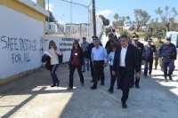 Φωνές διαμαρτυρίας από τους υπό περιορισμό μετανάστες σε Χίο και Λέσβο