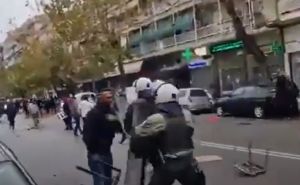 Θεσσαλονίκη – Πυροβολισμός 16χρονου: Επεισόδια ανάμεσα σε Ρομά και ΜΑΤ έξω από το Ιπποκράτειο (vid)