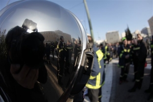 Συγκέντρωση πυροσβεστών έξω από τη Βουλή