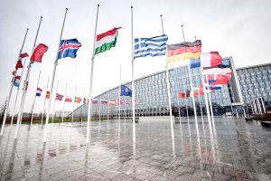 ΝΑΤΟ: Ο ισχυρισμός της Ρωσίας περί «βρώμικης» βόμβας είναι ψευδής