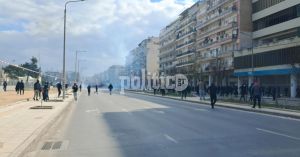 Θεσσαλονίκη: Ανενόχλητοι κουκουλοφόροι πέταξαν βεγγαλικά στην ΕΛ.ΑΣ. – Συνεχίζεται η πορεία