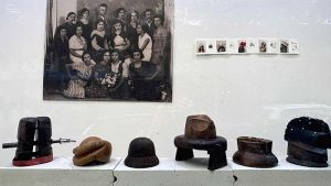 Καπέλα: Φορείς Μνήμης και Δημιουργικότητας στις Βιτρίνες Τέχνης του ΟΤΕ