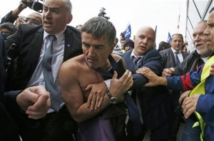 Σε δίκη 15 υπάλληλοι της Air France για το «ξεγύμνωμα» στελεχών